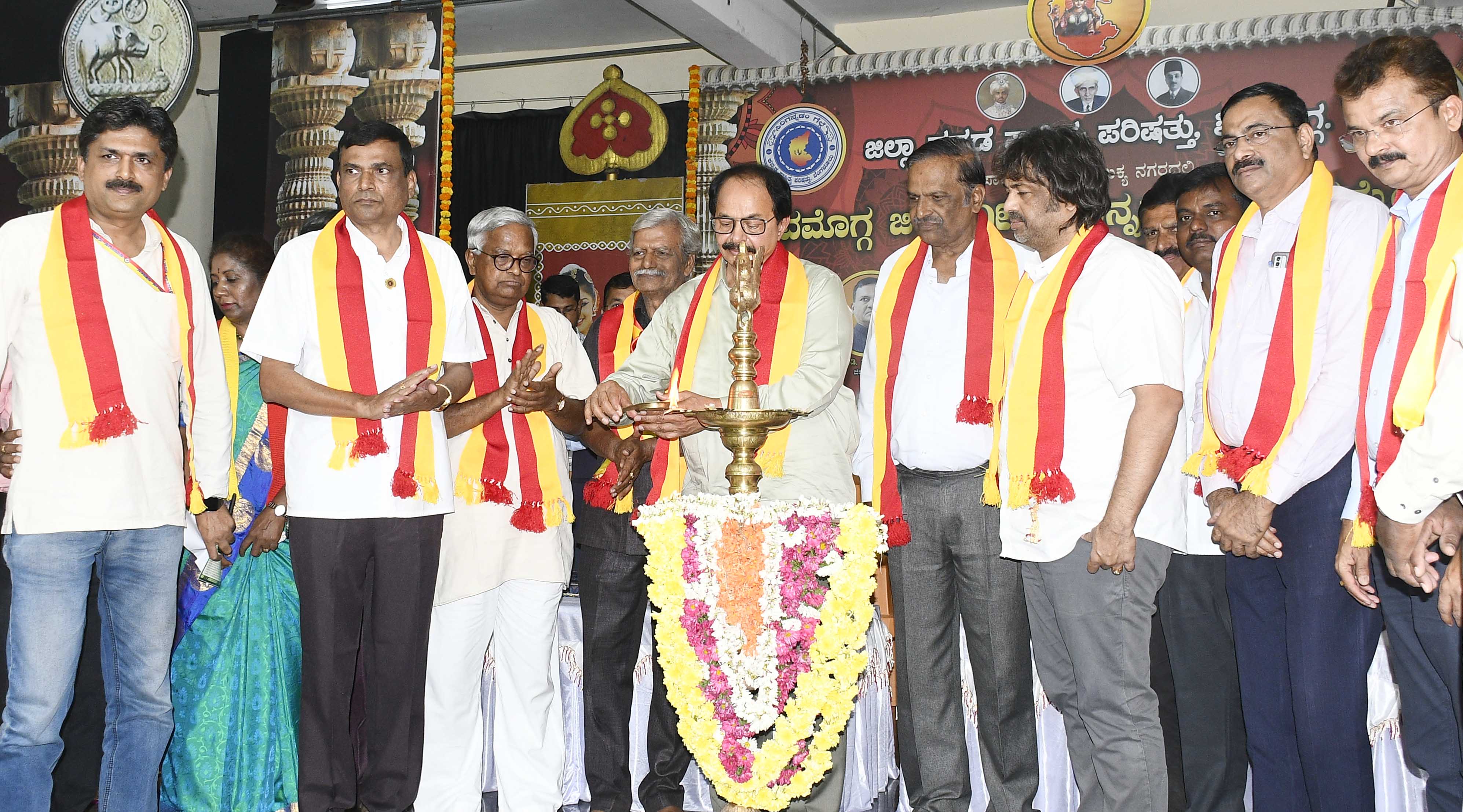 ಶಿವಮೊಗ್ಗದ ಸಾಹಿತ್ಯ ಗ್ರಾಮದಲ್ಲಿ ಗುರುವಾರ ಜಿಲ್ಲಾ 19ನೇ ಕನ್ನಡ ಸಾಹಿತ್ಯ ಸಮ್ಮೇಳನವನ್ನು ಸಾಹಿತಿ ನಾಗತೀಹಳ್ಳಿ ಚಂದ್ರಶೇಖರ್ ಉದ್ಘಾಟಿಸಿದರು