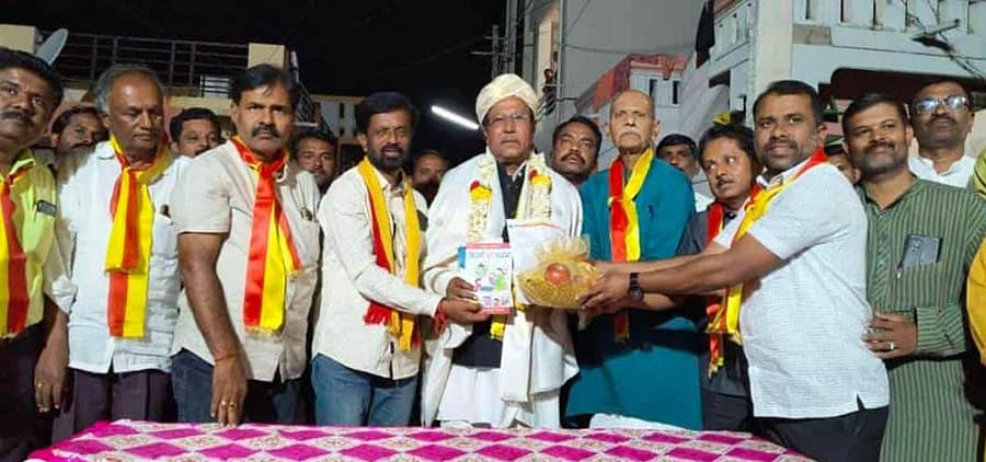 ಮುದ್ದೇಬಿಹಾಳ ತಾಲ್ಲೂಕು ಐದನೇ ಕನ್ನಡ ಸಾಹಿತ್ಯ ಸಮ್ಮೇಳನದ ಸರ್ವಾಧ್ಯಕ್ಷರಾಗಿ ಆಯ್ಕೆಯಾದ ಸಾಹಿತಿ ಅಶೋಕ ಮಣಿ ಅವರಿಗೆ ಅಧಿಕೃತವಾಗಿ ಕಸಾಪ ಪದಾಧಿಕಾರಿಗಳು ಸನ್ಮಾನಿಸಿ ಆಹ್ವಾನ ನೀಡಿದರು