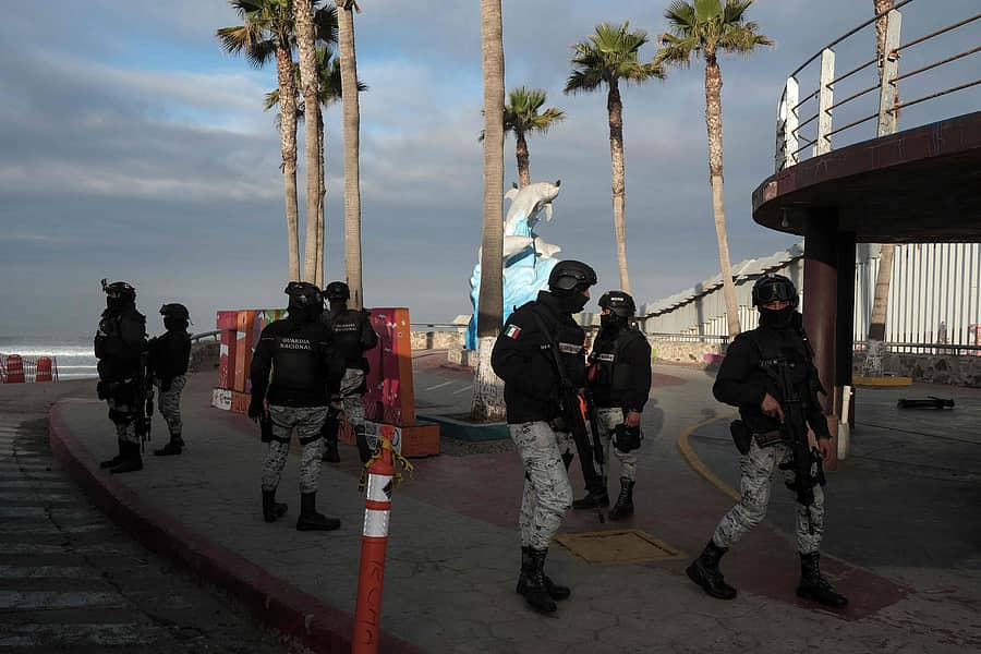 <div class="paragraphs"><p>ಮೆಕ್ಸಿಕೊದ ಉತ್ತರ ಗಡಿಯಲ್ಲಿ ಗಸ್ತು ತಿರುಗುತ್ತಿರುವ ರಾಷ್ಟ್ರೀಯ ಕಾವಲು ಪಡೆಯ ಸೈನಿಕರು </p></div>