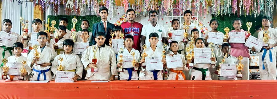 ಕಂಪ್ಲಿಯ ಎಂ.ಕೆ ಸ್ಪೋರ್ಟ್ಸ್‌  ಅಸೋಸಿಯೇಷನ್ ಸಂಸ್ಥೆಯ ವಿದ್ಯಾರ್ಥಿಗಳು ಡ್ರೀಮ್ ವರ್ಲ್ಡ್‌ ಮಾರ್ಷಲ್  ಆರ್ಟ್ಸ್‌ ಟ್ರಸ್ಟ್‌ನವರು ಗಂಗಾವತಿಯಲ್ಲಿ ಆಯೋಜಿಸಿದ್ದ ರಾಜ್ಯ ಮುಕ್ತ ಕರಾಟೆ ಚಾಂಪಿಯನ್‍ಶಿಪ್ ಸ್ಪರ್ಧೆಗಳಲ್ಲಿ ಉತ್ತಮ ಸಾಧನೆ ತೋರಿದ ಮಕ್ಕಳಿಗೆ ಪ್ರಮಾಣಪತ್ರ, ಟ್ರೋಫಿ ವಿತರಿಸಿದರು