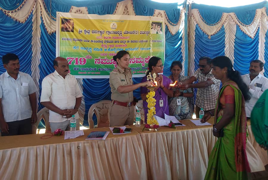 ಗಂಡಸಿ ಹೋಬಳಿ ಜಿ. ಹೊನ್ನೇನಹಳ್ಳಿ ಕೆರೆ ಹಸ್ತಾಂತರ ಕಾರ್ಯಕ್ರಮವನ್ನು ಗಂಡಸಿ ಸಬ್‌ ಇನ್‌ಸ್ಪೆಕ್ಟರ್‌ ಆರತಿ ಉದ್ಘಾಟಿಸಿದರು