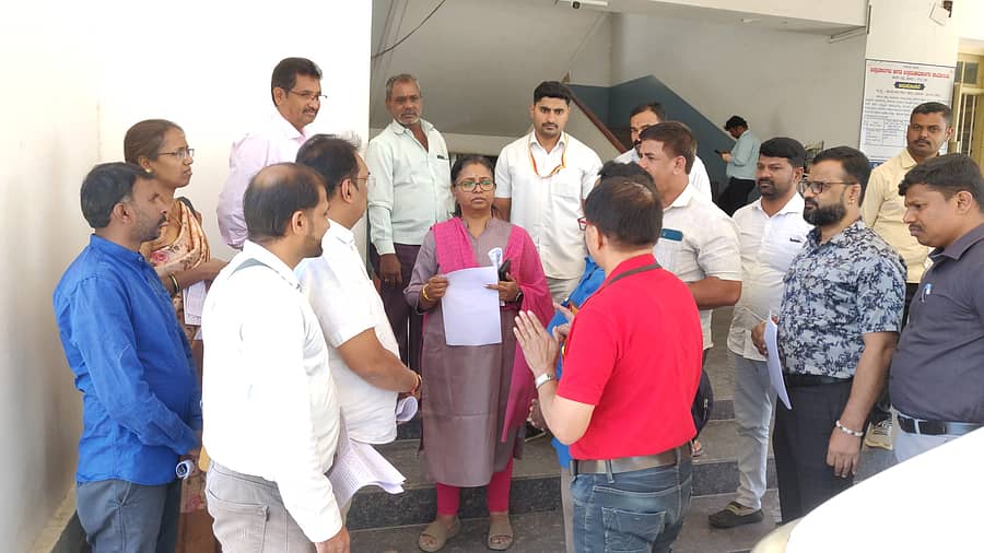 ಹಿಂದೂ ಜನಜಾಗೃತಿ ಸಮಿತಿ ಸದಸ್ಯರು ಶುಕ್ರವಾರ ಹಾಸನದ ಹೆಚ್ಚುವರಿ ಜಿಲ್ಲಾಧಿಕಾರಿ ಕೆ.ಟಿ. ಶಾಂತಲಾ ಅವರಿಗೆ ಮನವಿ ಸಲ್ಲಿಸಿದರು