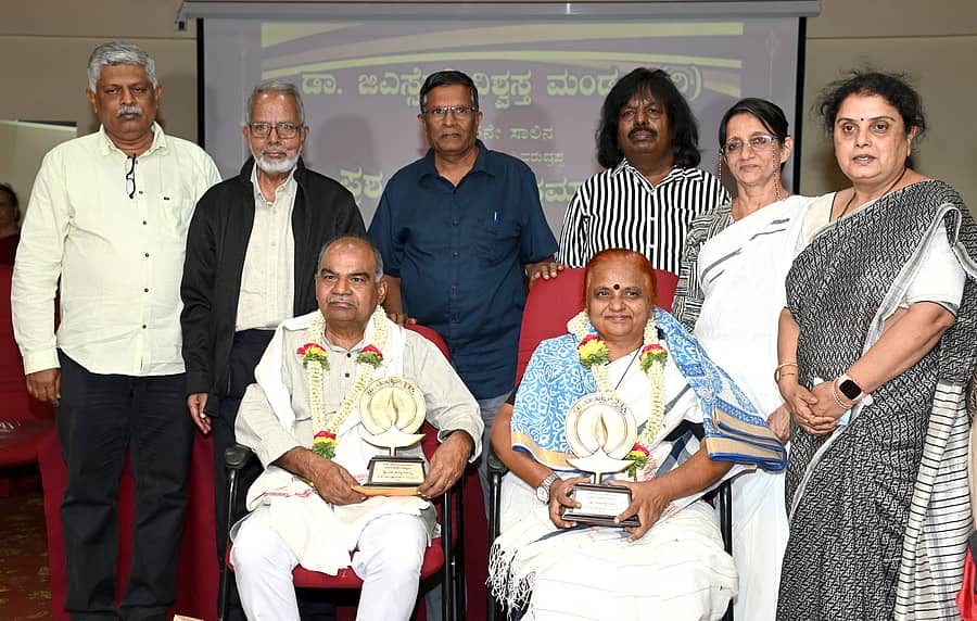 <div class="paragraphs"><p>ಕಾರ್ಯಕ್ರಮದಲ್ಲಿ (ಕುಳಿತವರು ಎಡದಿಂದ) ಎಸ್.ಜಿ. ಸಿದ್ಧರಾಮಯ್ಯ ಮತ್ತು ಮೀನಾಕ್ಷಿ ಬಾಳಿ ಅವರಿಗೆ ‘ಡಾ.ಜಿ.ಎಸ್. ಶಿವರುದ್ರಪ್ಪ ಪ್ರಶಸ್ತಿ’ ನೀಡಿ ಗೌರವಿಸಲಾಯಿತು. ಕೆ.ವೈ. ನಾರಾಯಣಸ್ವಾಮಿ, ಸಾಹಿತಿ ಕೆ.ಮರುಳಸಿದ್ದಪ್ಪ, ಬಸವರಾಜ ಕಲ್ಗುಡಿ, ದಂಡಪ್ಪ, ಕೆ.ಎಸ್.ವಿಮಲಾ ಮತ್ತು ವಿಮರ್ಶಕಿ ಎಂ.ಎಸ್. ಆಶಾದೇವಿ ಉಪಸ್ಥಿತರಿದ್ದರು </p></div>