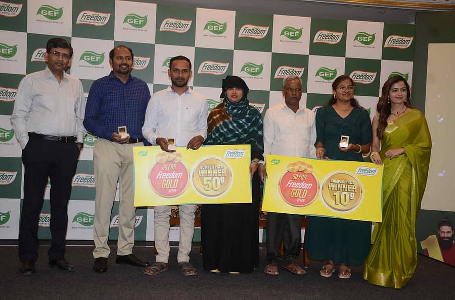 ‘ಗೋ ಫಾರ್‌ ಫ್ರೀಡಂ ಗೋಲ್ಡ್‌ ಆಫರ್’ನ ಬಂಪರ್‌ ಡ್ರಾ ವಿಜೇತರಿಗೆ ನಟಿ ಆಶಿಕಾ ರಂಗನಾಥ್‌ ಬಹುಮಾನ ವಿತರಿಸಿದರು. ಕಂಪನಿಯ ಅಧಿಕಾರಿಗಳು ಇದ್ದರು