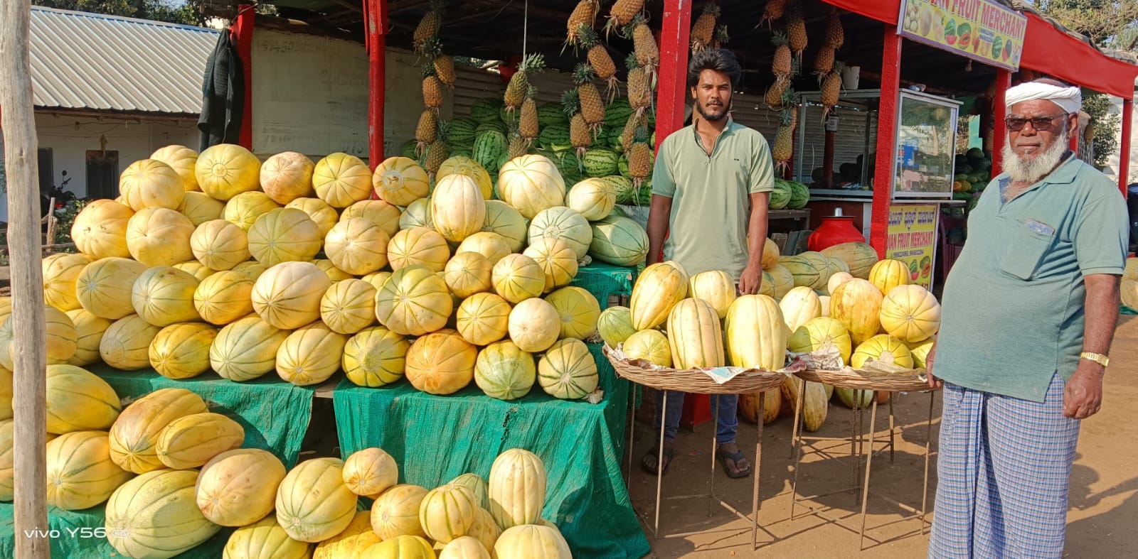 ಹೊನ್ನಾಳಿ ಪೊಲೀಸ್ ಠಾಣೆ ಮುಂಭಾಗದ ಅಂಗಡಿಯೊಂದರಲ್ಲಿ ವ್ಯಾಪಾರಿ ಪರ್ವೇಜ್ ಕರಬೂಜ ಹಣ್ಣುಗಳ ರಾಶಿ ಹಾಕಿರುವುದು