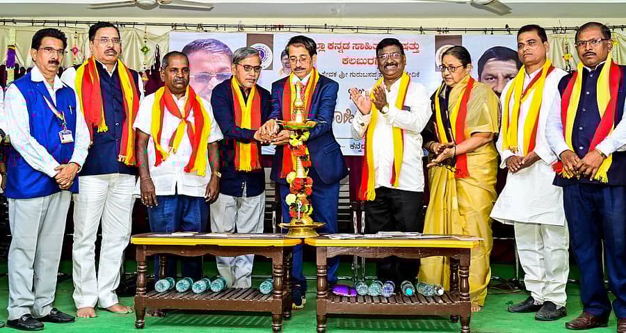 <div class="paragraphs"><p>ಕಲಬುರಗಿಯ ಕನ್ನಡ ಭವನದಲ್ಲಿ ಜಿಲ್ಲಾ ಕಸಾಪದಿಂದ ಶನಿವಾರ ಜಿಲ್ಲಾ ದೃಶ್ಯಕಲಾ ಸಾಹಿತ್ಯ ಸಮ್ಮೇಳನವನ್ನು ಸಾಹಿತಿ ಶ್ರೀನಿವಾಸ ಸಿರನೂರಕರ್ ಉದ್ಘಾಟಿಸಿದರು. ಸಮ್ಮೇಳನಾಧ್ಯಕ್ಷ ಎಸ್.ಸಿ.ಪಾಟೀಲ, ವಿಜಯಕುಮಾರ ಪಾಟೀಲ ತೇಗಲತಿಪ್ಪಿ ಪಾಲ್ಗೊಂಡಿದ್ದರು                 </p></div>