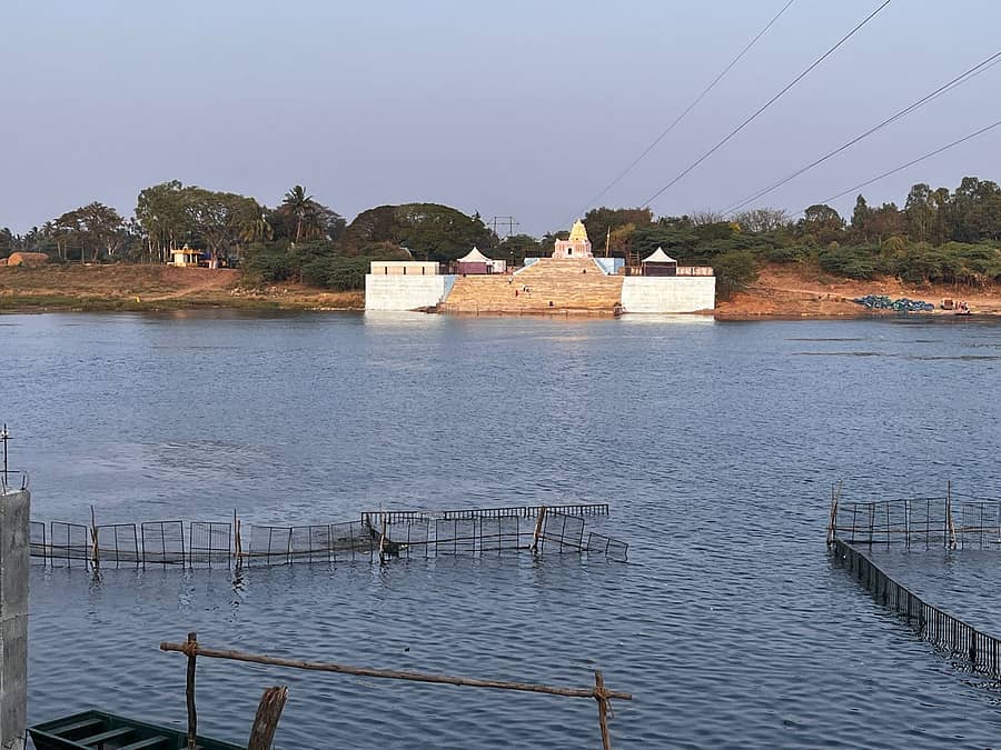 ತ್ರಿವೇಣಿ ಸಂಗಮದಲ್ಲಿ ತಡೆಗಂಬಗಳನ್ನು ಹಾಕಿ ಸುರಕ್ಷತೆ ವಹಿಸಲಾಗಿದೆ