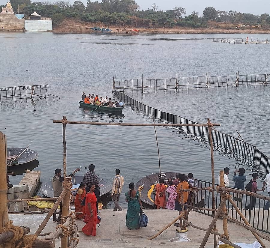 ಮೈಸೂರು ಜಿಲ್ಲೆ ತಿ.ನರಸೀಪುರದ ತ್ರಿವೇಣಿ ಸಂಗಮದಲ್ಲಿ ನಡೆಯಲಿರುವ ಕುಂಭಮೇಳಕ್ಕೆ ಅಂತಿಮ ಸಿದ್ಧತೆಗಳು ಭಾನುವಾರ ಭರದಿಂದ ನಡೆದವು