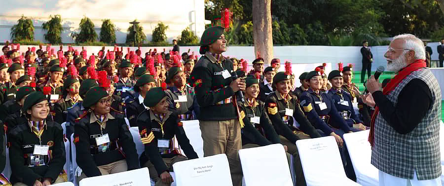 ನವದೆಹಲಿಯಲ್ಲಿ ಪ್ರಧಾನಿ ನಿವಾಸದಲ್ಲಿ ನರೇಂದ್ರ ಮೋದಿ ಜೊತೆಗಿನ ಸಂವಾದ ಕಾರ್ಯಕ್ರಮದಲ್ಲಿ ಭಾಗವಹಿಸಿದ್ದ ಕೋಲಾರದ ಎನ್‌ಸಿಸಿ ಕೆಡೆಟ್‌ ಕೆ.ಎಂ.ಶ್ರುತಿ (ಮೊದಲ ಸಾಲಿನಲ್ಲಿ)