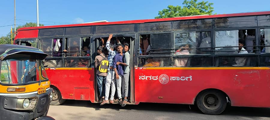 ಹಟ್ಟಿ ಪಟ್ಟಣದಿಂದ ಲಿಂಗಸುಗೂರು ಪಟ್ಟಣಕ್ಕೆ ತೆರಳುವ ಬಸ್‌ನ ಬಾಗಿಲಲ್ಲಿ‌ ನಿಂತುಕೊಂಡು ಪ್ರಯಾಣಿಸುತ್ತಿರುವ ವಿದ್ಯಾರ್ಥಿಗಳು