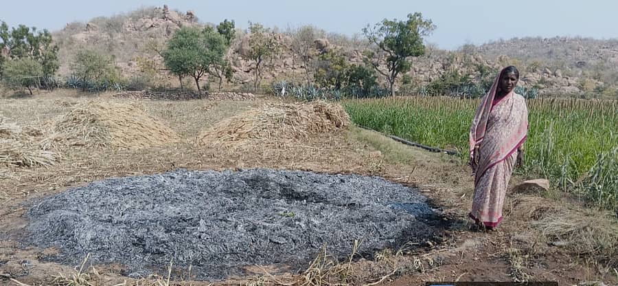 ಪೈದೊಡ್ಡಿ ಗ್ರಾಮದಲ್ಲಿ ಸಜ್ಜೆ ಗೂಡು ಸುಟ್ಟಿರುವುದು