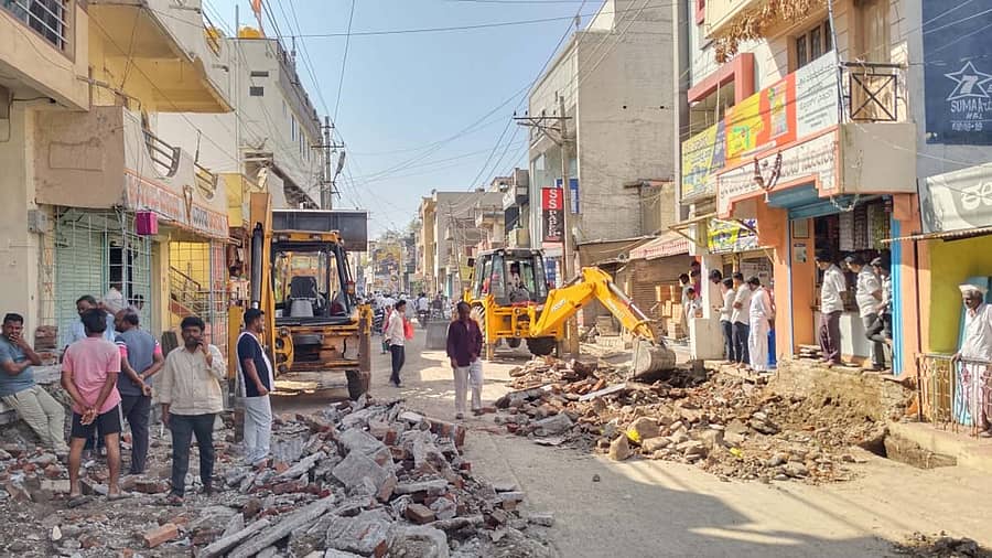 ಸಿಂದಗಿಯಲ್ಲಿ ಪುರಸಭೆ ವತಿಯಿಂದ ಮುಂದುವರೆದ ಐದನೆಯ ಹಂತದ ರಸ್ತೆ ಅಗಲೀಕರಣ ಕಾರ್ಯಾಚರಣೆ