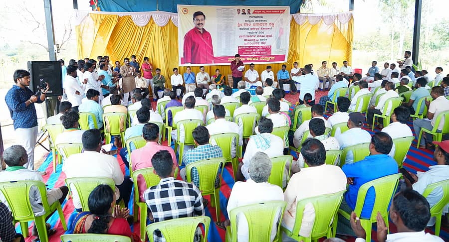 ಕೊಪ್ಪಳ ತಾಲ್ಲೂಕಿನ ಇರಕಲ್ಲಗಡ ಹೋಬಳಿಯಲ್ಲಿ ಶನಿವಾರ ನಡೆದ ಕಾರ್ಯಕ್ರಮದಲ್ಲಿ ಪಾಲ್ಗೊಂಡಿದ್ದ ಜನ