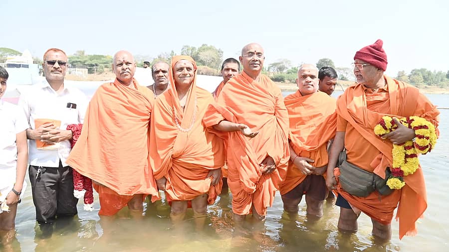 <div class="paragraphs"><p>ತಿ.ನರಸೀಪುರ: ಕುಂಭಮೇಳ ಆರಂಭ– ತ್ರಿವೇಣಿ ಸಂಗಮದಲ್ಲಿ ಮಿಂದೆದ್ದ ಸ್ವಾಮಿಗಳು</p></div>