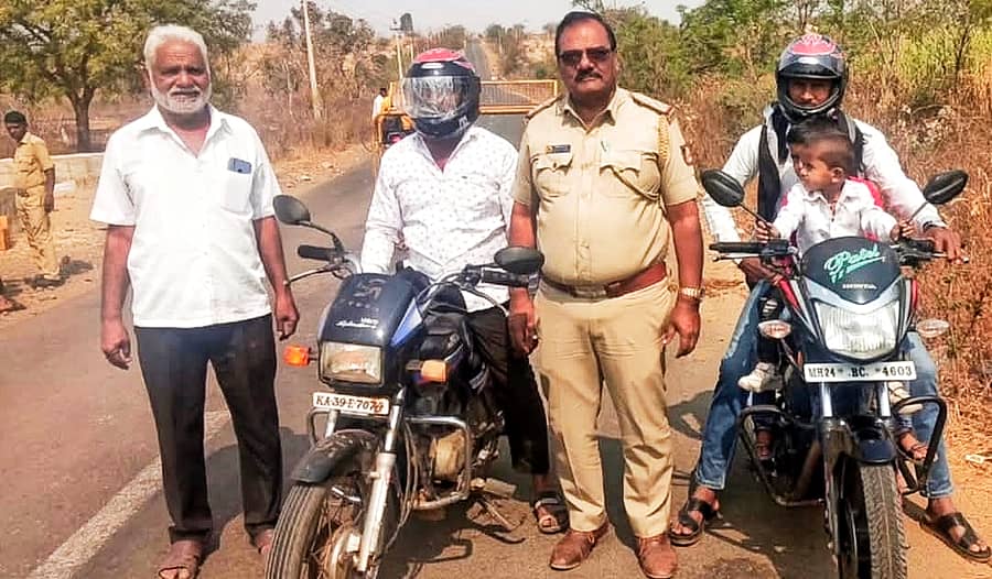 ಭಾಲ್ಕಿ ತಾಲ್ಲೂಕಿನ ಮೆಹಕರ ಗ್ರಾಮದಲ್ಲಿ ಹೆಲ್ಮೆಟ್ ಧರಿಸದ ಬೈಕ್‌ ಸವಾರನಿಗೆ ಪಿಎಸ್ಐ ಶಿವಕುಮಾರ ಬಳತೆ ಅವರು ಹೊಸ ಹೆಲ್ಮೆಟ್ ವಿತರಿಸಿದರು