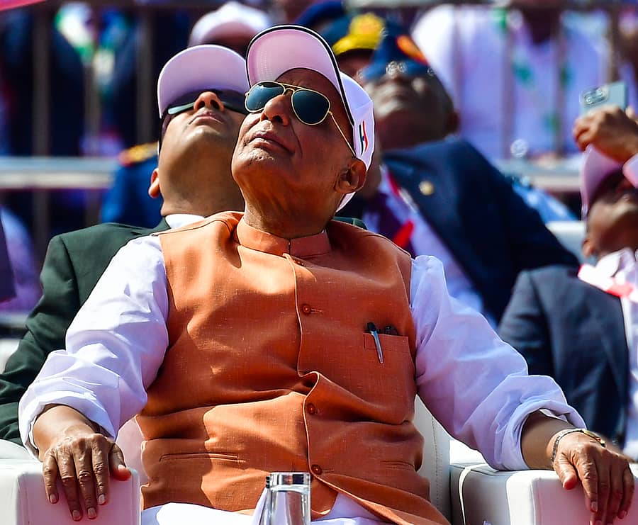 ಬೆಂಗಳೂರಿನ ಯಲಹಂಕ ವಾಯುನೆಲೆಯಲ್ಲಿ ಸೋಮವಾರ ಆರಂಭವಾದ ಏರೋ ಇಂಡಿಯಾ 2025 ಉದ್ಘಾಟನಾ ಸಮಾರಂಭದಲ್ಲಿ ಯುದ್ಧವಿಮಾನಗಳ ಸಾಹಸ ಪ್ರದರ್ಶನ ವೀಕ್ಷಿಸಿದ ರಕ್ಷಣಾ ಸಚಿವ ರಾಜನಾಥ್‌ ಸಿಂಗ್‌ ಪ್ರಜಾವಾಣಿ ಚಿತ್ರ/ಕೃಷ್ಣಕುಮಾರ್ ಪಿ.ಎಸ್.-Photo By/Krishnakumar P S