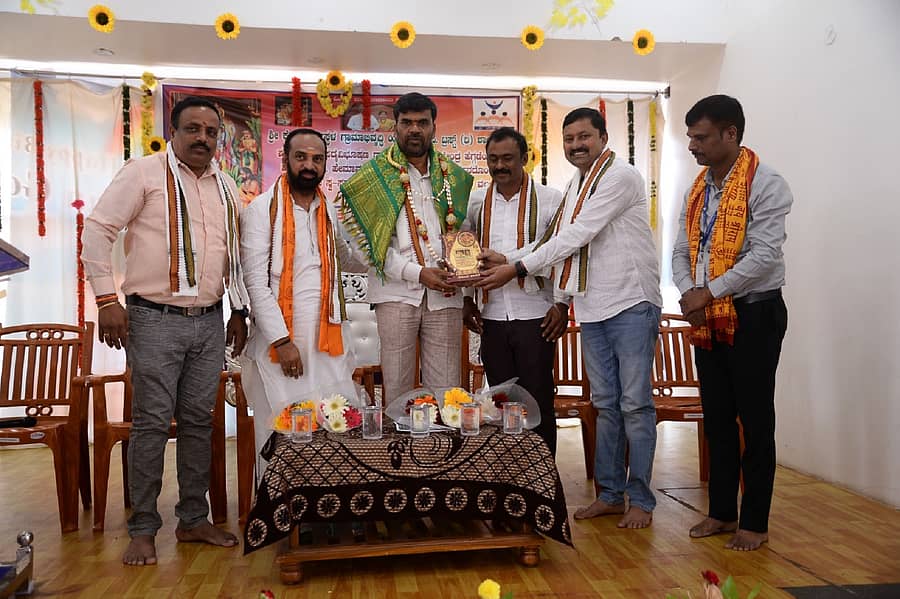 ಹಾಸನದ ಬಿ.ಕಾಟೀಹಳ್ಳಿಯಲ್ಲಿ ನಡೆದ ಕಾರ್ಯಕ್ರಮದಲ್ಲಿ ಲಕ್ಷ್ಮಿಕಾಂತ್‌ ಅವರನ್ನು ಸನ್ಮಾನಿಸಲಾಯಿತು