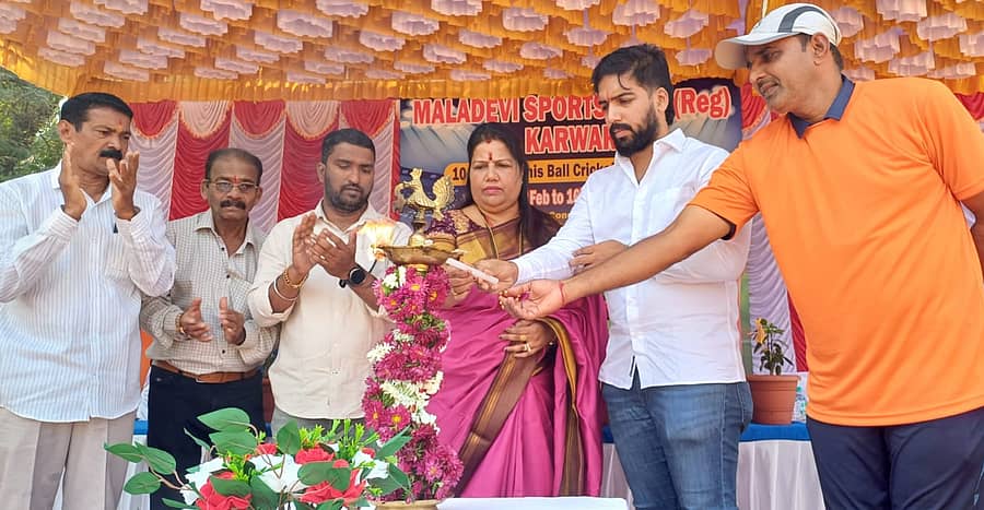 <div class="paragraphs"><p>ಕಾರವಾರದಲ್ಲಿ ನಡೆಯುತ್ತಿರುವ ಕ್ರಿಕೆಟ್ ಪಂದ್ಯಾವಳಿಗೆ ಬಿಜೆಪಿ ರಾಜ್ಯ ಘಟಕದ ಉಪಾಧ್ಯಕ್ಷೆ ರೂಪಾಲಿ ನಾಯ್ಕ ಚಾಲನೆ ನೀಡಿದರು</p></div>