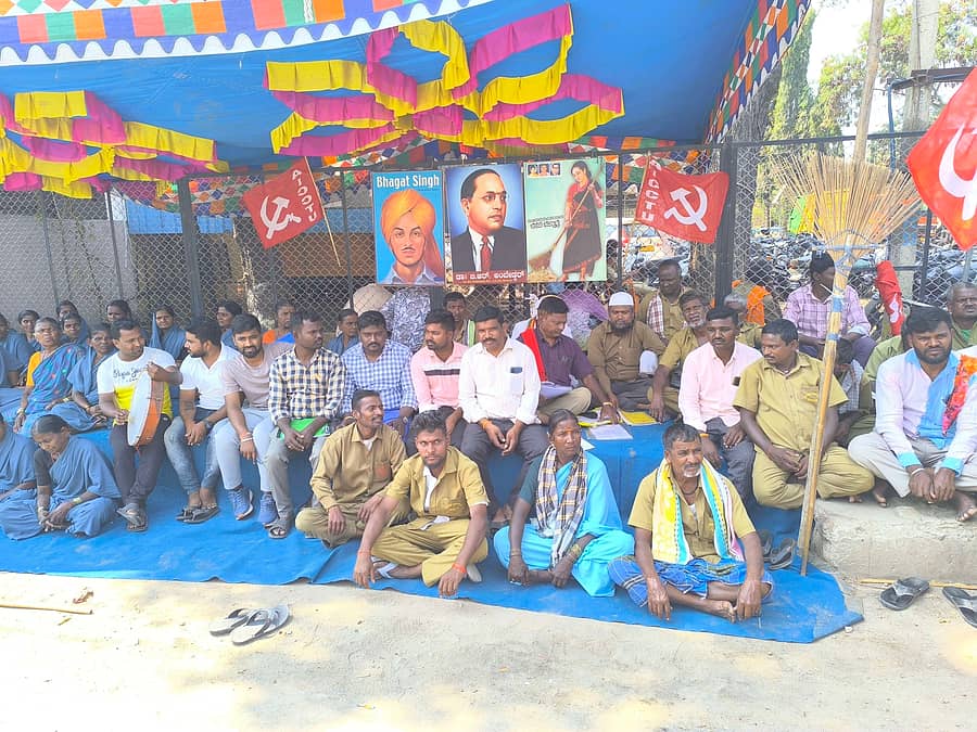 ಗಂಗಾವತಿಯಲ್ಲಿ ಮಂಗಳವಾರ ಅಖಿಲ ಭಾರತ ಕಾರ್ಮಿಕ ಸಂಘಟನೆ ಕಾರ್ಯಕರ್ತರು, ನಗರಸಭೆ ಪೌರಕಾರ್ಮಿಕರು, ವಾಹನ ಚಾಲಕರು, ಕಾವಲುಗಾರರು ಬಾಕಿವೇತನ ಪಾವತಿಸಲು ಒತ್ತಾಯಿಸಿ ಧರಣಿ ನಡೆಸಿದರು