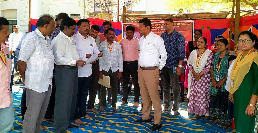 ಹರಿಹರದ ತಹಶೀಲ್ದಾರ್ ಕಚೇರಿ ಎದುರು ಮಂಗಳವಾರ ಮುಷ್ಕರ ನಡೆಸಿದ ಗ್ರಾಮ ಆಡಳಿತ ಅಧಿಕಾರಿಗಳು ಉಪವಿಭಾಗಾಧಿಕಾರಿಗೆ ಮನವಿ ಸಲ್ಲಿಸಿದರು