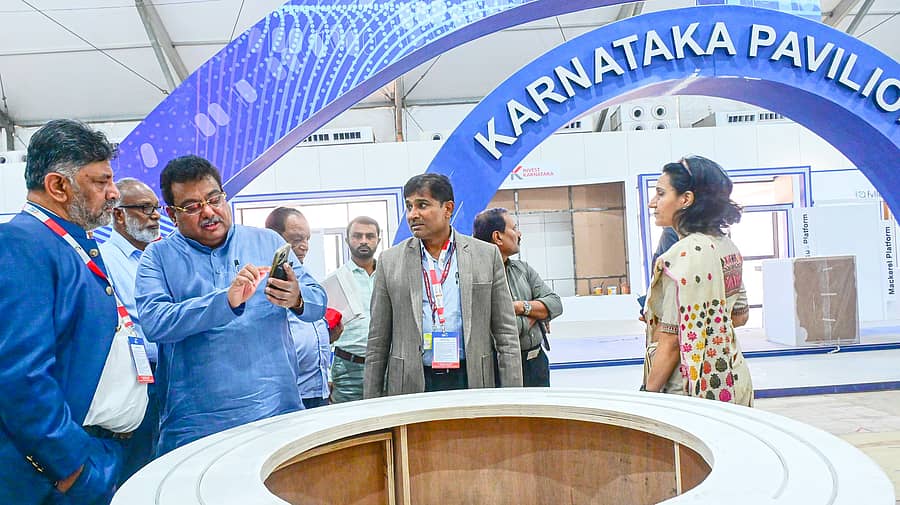 ಅರಮನೆ ಮೈದಾನದಲ್ಲಿ ಮಂಗಳವಾರದಿಂದ ಆರಂಭವಾಗುವ ಜಾಗತಿಕ ಹೂಡಿಕೆದಾರರ ಸಮಾವೇಶದ ಸಿದ್ಧತೆಗಳನ್ನು  ಉಪಮುಖ್ಯಮಂತ್ರಿ ಡಿ.ಕೆ. ಶಿವಕುಮಾರ್, ಕೈಗಾರಿಕಾ ಸಚಿವ ಎಂ.ಬಿ. ಪಾಟೀಲ ಪರಿಶೀಲಿಸಿದರು. ಪ್ರಜಾವಾಣಿ ಚಿತ್ರ: ಪ್ರಶಾಂತ್ ಎಚ್.ಜಿ.