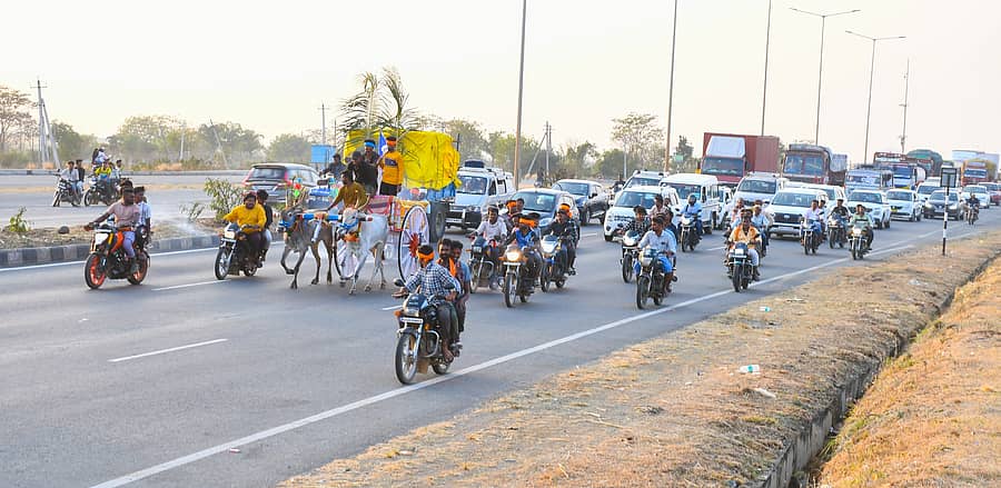 ಹಾವೇರಿ ಬಳಿಯ ರಾಷ್ಟ್ರೀಯ ಹೆದ್ದಾರಿಯಲ್ಲಿ ಹೊರಟಿದ್ದ ಚಕ್ಕಡಿ ಹಾಗೂ ಅವುಗಳ ಹಿಂದೆ ತೆರಳುತ್ತಿದ್ದ ವಾಹನಗಳು – ಪ್ರಜಾವಾಣಿ ಚಿತ್ರ