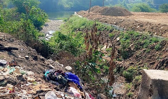 ರಟ್ಟೀಹಳ್ಳಿಯ ತುಮ್ಮಿನಕಟ್ಟಿ ರಸ್ತೆ ಸಮೀಪದ ಕುಮದ್ವತಿ ನದಿ ಬಳಿ ತ್ಯಾಜ್ಯ ಸಂಗ್ರಹಗೊಂಡಿದೆ