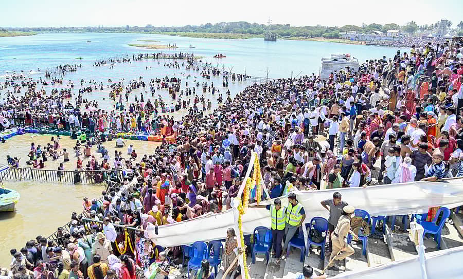 ಮೈಸೂರು ಜಿಲ್ಲೆ ತಿ.ನರಸೀಪುರದ ತ್ರಿವೇಣಿ ಸಂಗಮದಲ್ಲಿ ಬುಧವಾರ ಮುಕ್ತಾಯಗೊಂಡ ಕುಂಭಮೇಳದಲ್ಲಿ ಸಾವಿರಾರು ಭಕ್ತರು ‘ಮಾಘ ಹುಣ್ಣಿಮೆ’ಯ ಪುಣ್ಯಸ್ನಾನ ಮಾಡಿದರು – ಪ್ರಜಾವಾಣಿ ಚಿತ್ರ/ಅನೂಪ್ ರಾಘ.ಟಿ.