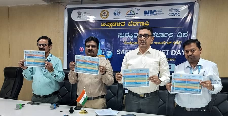 ಬೆಳಗಾವಿಯ ಜಿಲ್ಲಾಧಿಕಾರಿ ಕಚೇರಿಯಲ್ಲಿ ಮಂಗಳವಾರ ನಡೆದ ಕಾರ್ಯಾಗಾರದಲ್ಲಿ ಸೈಬರ್‌ ಜಾಗೃತಿ ಕುರಿತ ಕರಪತ್ರಗಳನ್ನು ಅಧಿಕಾರಿಗಳು ಪ್ರದರ್ಶಿಸಿದರು 