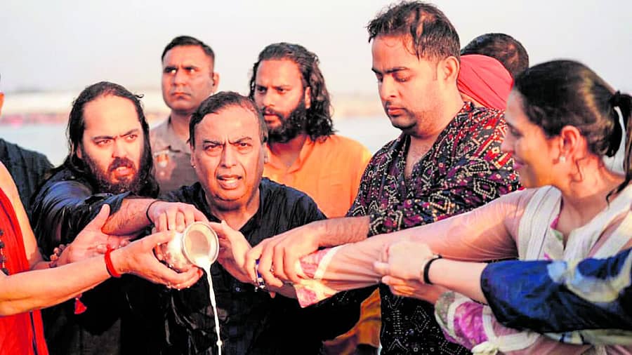 <div class="paragraphs"><p>ರಿಲಯನ್ಸ್ ಉದ್ದಿಮೆಗಳ ಸಮೂಹದ ಅಧ್ಯಕ್ಷ ಮುಕೇಶ್ ಅಂಬಾನಿ ಅವರು ಕುಂಭಮೇಳದಲ್ಲಿ ಕುಟುಂಬಸಹಿತ ಪುಣ್ಯಸ್ನಾನ ಮಾಡಿ, ತ್ರಿವೇಣಿ ಸಂಗಮದಲ್ಲಿ ಗಂಗಾ ಪೂಜೆ ನೆರವೇರಿಸಿದರು </p></div>