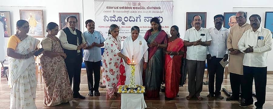 ವಿಜಯಪುರದ ಪ್ರವಾಸೋದ್ಯಮ ಇಲಾಖೆ ಆರ್ಟ್ ಗ್ಯಾಲರಿಯಲ್ಲಿ ಮಂಗಳವಾರ ನಡೆದ ‘ನಿಮ್ಮೊಂದಿಗೆ ನಾವು’ ಚಿತ್ರಕಲೆ ಕಾರ್ಯಕ್ರಮವನ್ನು ಪ್ರಜಾಪಿತ ಬ್ರಹ್ಮಕುಮಾರಿ ಈಶ್ವರೀಯ ವಿಶ್ವವಿದ್ಯಾಲಯ ಬಿ.ಕೆ.ಶ್ರೀದೇವಿ ಉದ್ಘಾಟಿಸಿದರು 