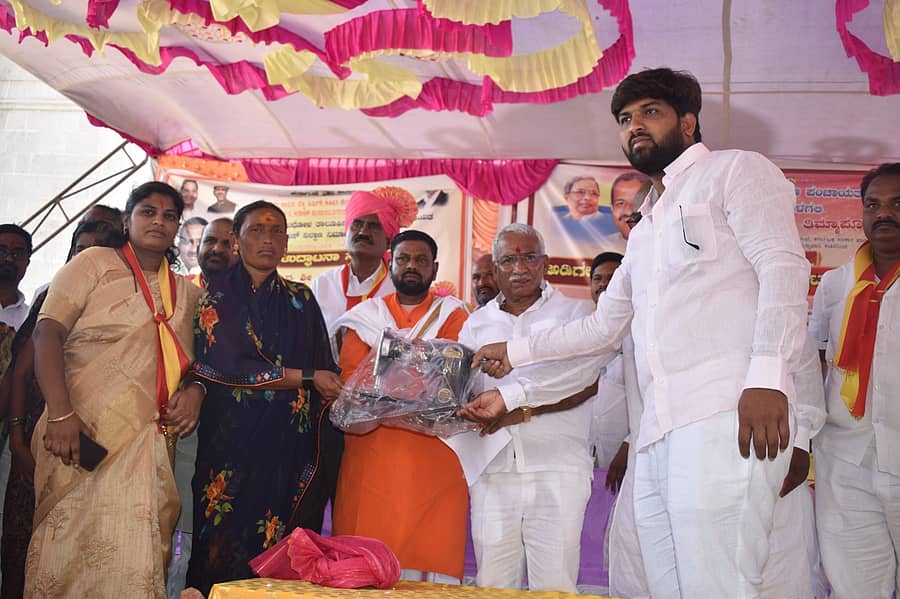 ಮಹಾಲಿಂಗಪುರ ಸಮೀಪದ ರನ್ನಬೆಳಗಲಿಯಲ್ಲಿ ನಡೆದ ವಿವಿಧ ಅಭಿವೃದ್ಧಿ ಕಾಮಗಾರಿಗಳಿಗೆ ಚಾಲನೆ ಕಾರ್ಯಕ್ರಮದಲ್ಲಿ ಸಚಿವ ಆರ್.ಬಿ.ತಿಮ್ಮಾಪುರ ಫಲಾನುಭವಿಗೆ ಹೊಲಿಗೆ ಯಂತ್ರ ವಿತರಿಸಿದರು