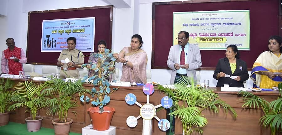 <div class="paragraphs"><p>ಜಿಲ್ಲಾಧಿಕಾರಿ ಶಿಲ್ಪಾ ನಾಗ್ ಜೀತಪದ್ಧತಿ ನಿರ್ಮೂಲನೆ ಅರಿವು ಮೂಡಿಸುವ ಧ್ಯೇಯವಾಕ್ಯಗಳನ್ನು ಮರದ ಪ್ರತಿಕೃತಿಗೆ ಅಳವಡಿಸಿದರು.</p></div>