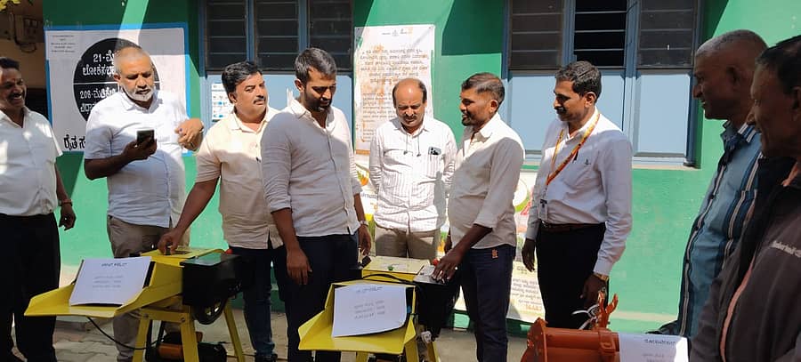 ಕುಶಾಲನಗರ ರೈತ ಸಂಪರ್ಕ ಕೇಂದ್ರದಲ್ಲಿ ಶಾಸಕ ಡಾ. ಮಂತರ್ ಗೌಡ ರೈತರಿಗೆ ಸಹಾಯಧನದಲ್ಲಿ ಕೃಷಿ ಯಂತ್ರೋಪಕರಣಗಳನ್ನು ವಿತರಣೆ ಮಾಡಿದರು.