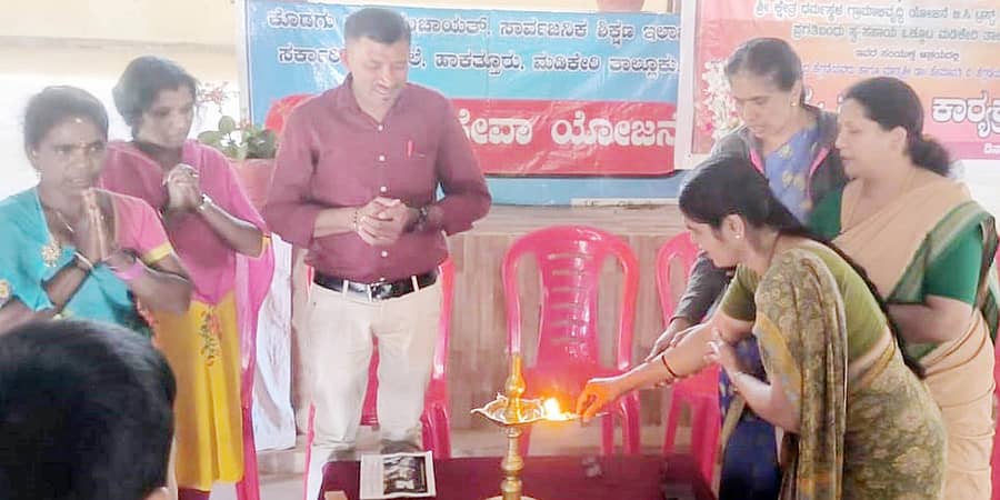 ಹಾಕತ್ತೂರು ಸರ್ಕಾರಿ ಪ್ರೌಢ ಶಾಲೆಯಲ್ಲಿ ಆಯೋಜಿಸಲಾದ ಸ್ವಾಸ್ಥ್ಯ ಸಂಕಲ್ಪ ಕಾರ್ಯಕ್ರಮವನ್ನು ಶಾಲೆಯ ಮುಖ್ಯ ಶಿಕ್ಷಕಿ ವನಜಾ ಶುಕ್ರವಾರ ಉದ್ಘಾಟಿಸಿದರು 