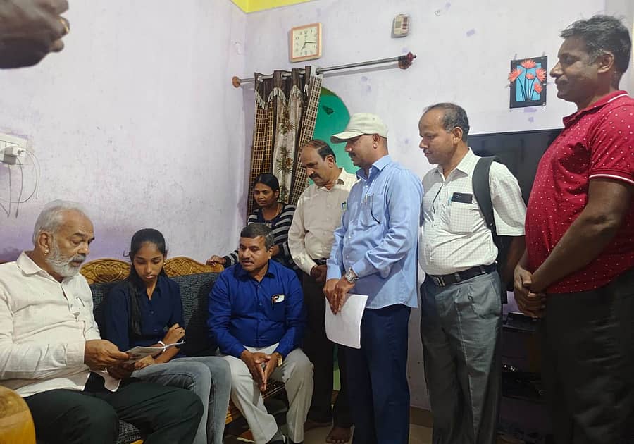 ಎಸ್.ಎಸ್.ಎಲ್ ಸಿ ಪರೀಕ್ಷಾ ಫಲಿತಾಂಶ ಉತ್ತಮ ಪಡಿಸುವ ಹಿನ್ನೆಲೆಯಲ್ಲಿ ಶಾಸಕ ಎ.ಮಂಜು ಶನಿವಾರ ರಾತ್ರಿ ಅರಕಲಗೂಡು ಪಟ್ಟಣದ ವಿದ್ಯಾರ್ಥಿಯೊಬ್ಬರ ಮನೆಗೆ ಭೇಟಿ ನೀಡಿ ಪರೀಕ್ಷಾ ತಯಾರಿ ಕುರಿತು ಪರಿಶೀಲಿಸಿದರು. ಬಿಇಒ ಕೆ.ಪಿ. ನಾರಾಯಣ್, ಶಿವಪ್ರಕಾಶ್, ರಂಗಸ್ವಾಮಿ ಭಾಗವಹಿಸಿದ್ದರು.