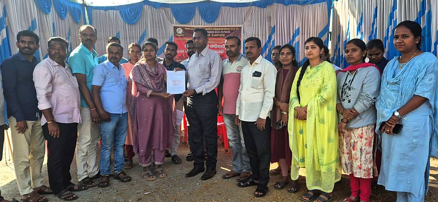 ಕೆ.ಆರ್.ನಗರ ತಾಲ್ಲೂಕು ಆಡಳಿತಸೌಧ ಆವರಣದಲ್ಲಿ ವಿವಿಧ ಬೇಡಿಕೆಗಳನ್ನು ಈಡೇರಿಸುವಂತೆ ಒತ್ತಾಯಿಸಿ ಕಳೆದ 10 ದಿನಗಳಿಂದ 2ನೇ ಹಂತದ ಅನಿರ್ದಿಷ್ಟಾವಧಿ ಮುಷ್ಕರ ನಡೆಸುತ್ತಿರುವ ಕರ್ನಾಟಕ ರಾಜ್ಯ ಗ್ರಾಮ ಆಡಳಿತ ಅಧಿಕಾರಿಗಳ ಸಂಘದ ವತಿಯಿಂದ ತಹಶೀಲ್ದಾರ್ ಜಿ.ಸುರೇಂದ್ರಮೂರ್ತಿ ಅವರ ಮೂಲಕ ಮುಖ್ಯಮಂತ್ರಿ ಸಿದ್ದರಾಮಯ್ಯ ಅವರಿಗೆ ಶನಿವಾರ ಮನವಿ ಸಲ್ಲಿಸಲಾಯಿತು