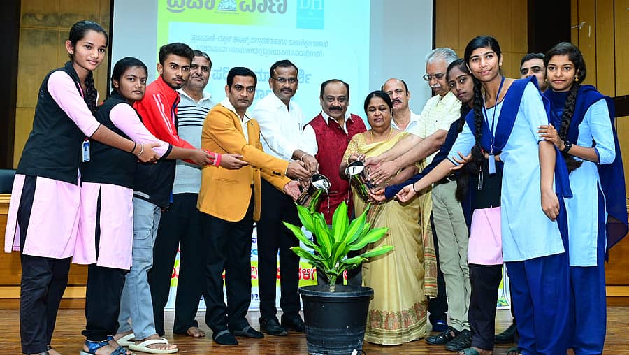 <div class="paragraphs"><p>‘ಪ್ರಜಾವಾಣಿ’ ಮತ್ತು ‘ಡೆಕ್ಕನ್ ಹೆರಾಲ್ಡ್’ ದಿನಪತ್ರಿಕೆ ವತಿಯಿಂದ ಜಿಲ್ಲಾಡಳಿತ ಹಾಗೂ ಶಾಲಾ ಶಿಕ್ಷಣ ಇಲಾಖೆ&nbsp; ಸಹಯೋಗದಲ್ಲಿ ರಾಮನಗರದ ಜಿಲ್ಲಾ ಪಂಚಾಯಿತಿ ಸಭಾಂಗಣದಲ್ಲಿ ದ್ವಿತೀಯ ಪಿಯುಸಿ ವಿದ್ಯಾರ್ಥಿಗಳಿಗಾಗಿ ಶನಿವಾರ ಹಮ್ಮಿಕೊಂಡಿದ್ದ ‘ಪರೀಕ್ಷಾ ಮಾರ್ಗದರ್ಶಿ ಕಾರ್ಯಾಗಾರ’ವನ್ನು ಹೆಚ್ಚುವರಿ ಜಿಲ್ಲಾಧಿಕಾರಿ ಆರ್. ಚಂದ್ರಯ್ಯ ಉದ್ಘಾಟಿಸಿದರು.&nbsp;&nbsp;</p></div>