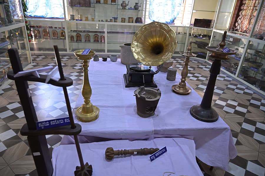 ಶಿರಸಿಯ ನೆಮ್ಮದಿ ಕುಟೀರದ ಆವರಣದಲ್ಲಿ ನಿರ್ಮಿಸಿರುವ ‘ಕಣಜ’ ವಸ್ತು ಸಂಗ್ರಹಾಲಯದಲ್ಲಿರುವ ಹಳೆಯ ಕಾಲದ ಪರಿಕರಗಳು