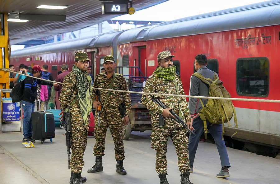 <div class="paragraphs"><p>ಕಾಲ್ತುಳಿತ ಘಟನೆ ಬೆನ್ನಲ್ಲೇ ನವದೆಹಲಿ ರೈಲು ನಿಲ್ದಾಣದಲ್ಲಿ ಭಾನುವಾರ ಭದ್ರತೆಯನ್ನು ಹೆಚ್ಚಿಸಲಾಗಿತ್ತು&nbsp;  </p></div>