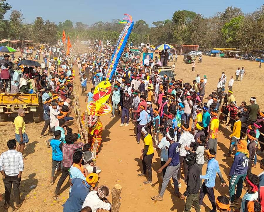 ಶಿರಸಿಯ ಮಳಲಗಾಂವ ಗ್ರಾಮದಲ್ಲಿ ಆಯೋಜಿಸಿದ್ದ ಹೋರಿ ಬೆದರಿಸುವ ಹಬ್ಬದಲ್ಲಿ ಸಾವಿರಾರು ಜನರು ಪಾಲ್ಗೊಂಡಿದ್ದರು