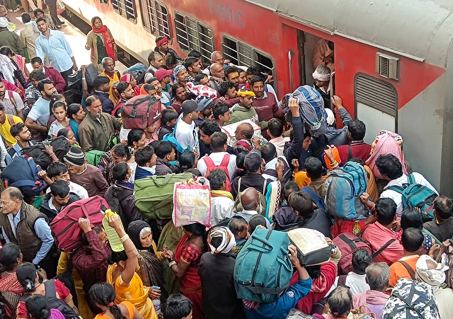 <div class="paragraphs"><p>ಮಹಾಕುಂಭಮೇಳ ಹಿನ್ನೆಲೆಯಲ್ಲಿ ಹೆಚ್ಚಿನ ರೈಲುಗಳಲ್ಲಿ ದಟ್ಟಣೆ ಹೆಚ್ಚಿದ್ದು, ಭಾನುವಾರ ವಾರಣಾಸಿ ರೈಲ್ವೆ ನಿಲ್ದಾಣದಲ್ಲಿ ರೈಲು ಏರಲು ಪ್ರಯಾಣಿಕರು ಪರಿತಪಿಸಿದ ಚಿತ್ರಣ ಇದು. </p></div>