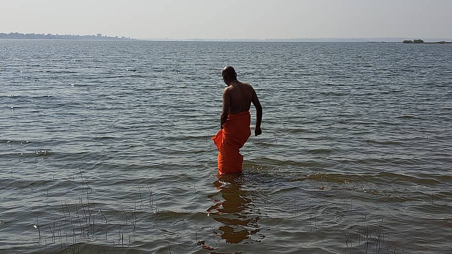 ಕೆ.ಆರ್.ಪೇಟೆ ತಾಲ್ಲೂಕಿನ ತ್ರಿವೇಣಿ ಸಂಗಮದಲ್ಲಿ ನಿಶ್ಚಲಾನಂದನಾಥ ಸ್ವಾಮೀಜಿ ಮಾಘ ಸ್ನಾನ ಮಾಡಿದರು