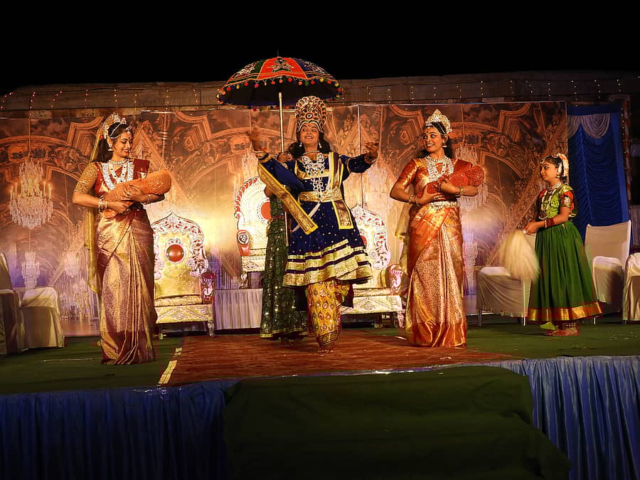 ಶ್ರವಣಬೆಳಗೊಳದ ಜೈನಮಠದ ಮುಂಭಾಗದಲ್ಲಿ ನಿರ್ಮಿಸಿದ್ದ ವೇದಿಕೆಯಲ್ಲಿ ಭರತ ಬಾಹುಬಲಿಯ ನೃತ್ಯ ರೂಪಕವನ್ನು ಹಾಸನದ ಅಂಬಳೆ ರಾಜೇಶ್ವರಿ ಶಿಷ್ಯ ತಂಡದವರು ಪ್ರದರ್ಶಿಸಿ ಗಮನ ಸೆಳೆದರು.