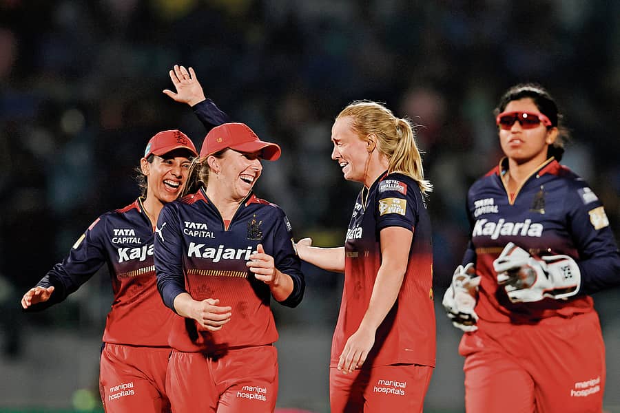 <div class="paragraphs"><p> ಆರ್‌ಸಿಬಿ ತಂಡದ ಸಹ ಆಟಗಾರ್ತಿಯರು </p></div>