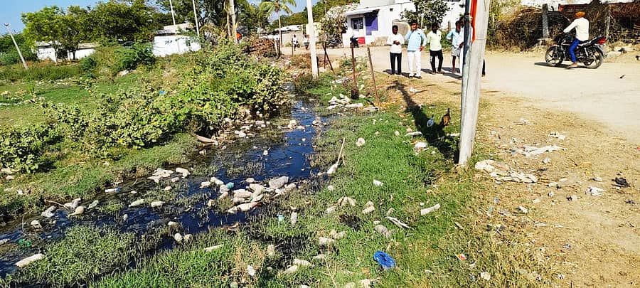 ಸೈದಾಪುರ ವಲಯದ ನಸಲವಾಯಿ ಗ್ರಾಮದಲ್ಲಿ ಚರಂಡಿಯ ಕೊಳಚೆ ನೀರು ಖಾಲಿ ಜಾಗದಲ್ಲಿ ಹರಿಯುತ್ತಿರುವುದು.
