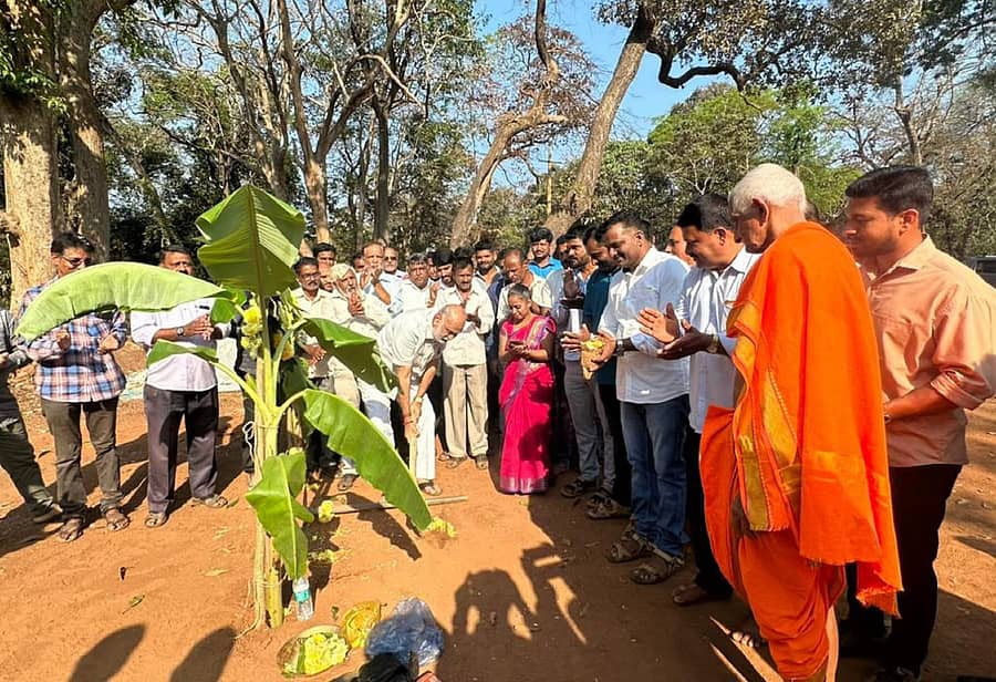 ಶಿರಸಿ ತಾಲ್ಲೂಕಿನ ಬಿಸಲಕೊಪ್ಪದಲ್ಲಿ ನೂತನ ಸಂತೆ ಮಾರುಕಟ್ಟೆ ನಿರ್ಮಾಣ ಕಾರ್ಯಕ್ಕೆ ಶಿವರಾಮ ಹೆಬ್ಬಾರ್ ಭೂಮಿ ಪೂಜೆ ನೆರವೇರಿಸಿದರು
