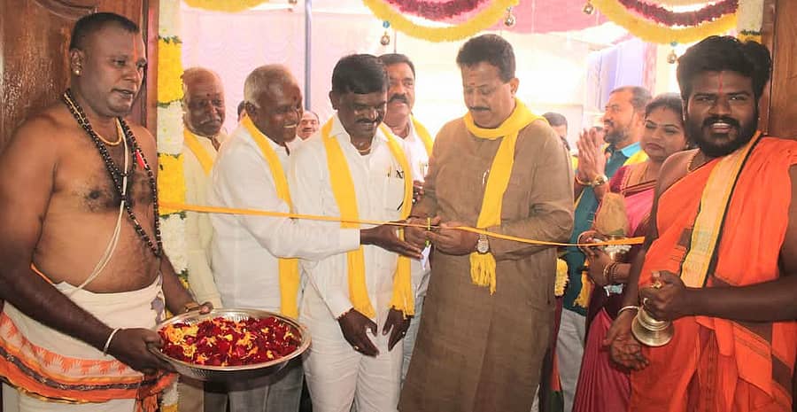 ಯಲಹಂಕದ ಸಿಂಗನಾಯಕನಹಳ್ಳಿಯಲ್ಲಿ ಶಾಸಕರ ಪ್ರದೇಶಾಭಿವೃದ್ಧಿ ಅನುದಾನದಡಿಯಲ್ಲಿ ₹50 ಲಕ್ಷ ವೆಚ್ಚದಲ್ಲಿ ನಿರ್ಮಿಸಿರುವ ಮಡಿವಾಳ ಮಾಚಿದೇವರ ಭವನವನ್ನು ಶಾಸಕ ಎಸ್.ಆರ್.ವಿಶ್ವನಾಥ್ ಉದ್ಘಾಟಿಸಿದರು.