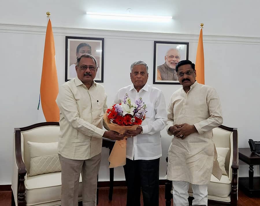 ನವದೆಹಲಿಯಲ್ಲಿ ರೈಲ್ವೆ ಖಾತೆ ರಾಜ್ಯ ಸಚಿವ ವಿ.ಸೋಮಣ್ಣ ಅವರಿಗೆ ವಿಧಾನಪರಿಷತ್ ಮಾಜಿ ಸದಸ್ಯ ಅಮರನಾಥ ಪಾಟೀಲ ಮನವಿ ಸಲ್ಲಿಸಿದರು. ವಕೀಲ ಲಕ್ಷ್ಮಿಕಾಂತ ಕುಲಕರ್ಣಿ ಇದ್ದರು