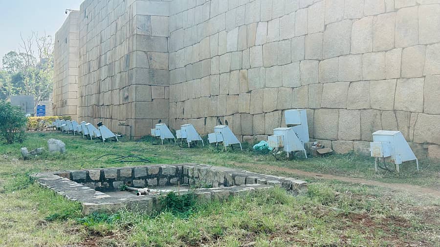 ಹೊನಲು- ಬೆಳಕು ಕಾರ್ಯಕ್ರಮಕ್ಕೆ ಬಳಸಿದ್ದ ಲೈಟ್ಗಳು ಮೂಲೆ ಸೇರಿರುವುದು